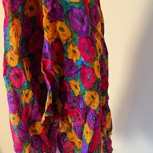 Vibrant Floral Patterned Scarf 🧣